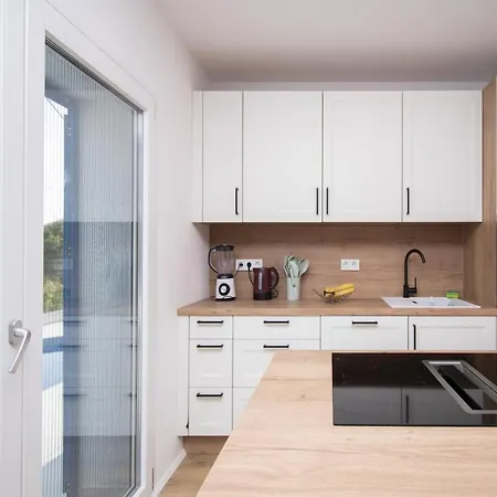 Blue Chill Brodarica